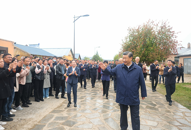 9月6日至8日，中共中央總書記、國家主席、中央軍委主席習(xí)近平在黑龍江考察。這是6日下午，習(xí)近平在大興安嶺地區(qū)漠河市北極村考察時，向當?shù)厝罕姄]手致意。