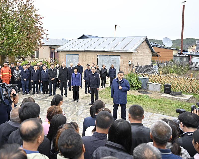 9月6日至8日，中共中央總書記、國家主席、中央軍委主席習(xí)近平在黑龍江考察。這是6日下午，習(xí)近平在大興安嶺地區(qū)漠河市北極村考察時，同當?shù)厝罕娪H切交流。
