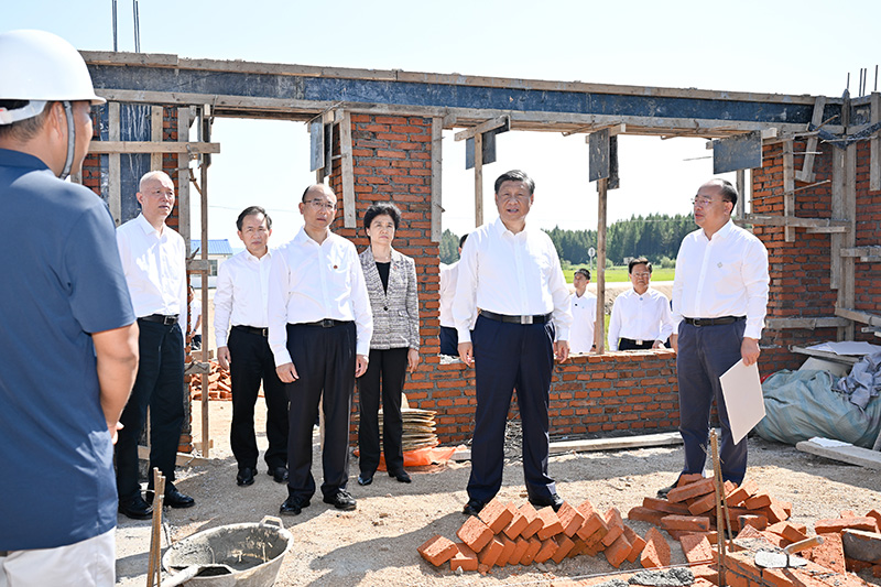 9月6日至8日，中共中央總書記、國家主席、中央軍委主席習(xí)近平在黑龍江考察。這是7日上午，習(xí)近平在遭受洪澇災(zāi)害的哈爾濱尚志市老街基鄉(xiāng)龍王廟村，察看水毀房屋重建情況。