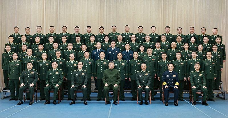 11月29日，中共中央總書記、國(guó)家主席、中央軍委主席習(xí)近平到武警海警總隊(duì)東海海區(qū)指揮部視察。這是習(xí)近平親切接見東海海區(qū)指揮部有關(guān)同志，同大家合影留念。